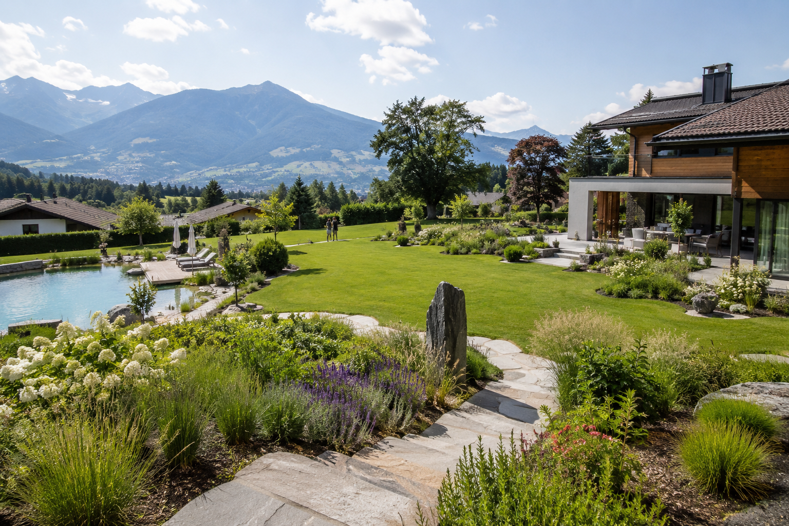 Gartenplanung großer Garten in Tirol – Überblick über ein großzügiges Grundstück